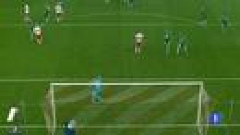 El jugador del Salzburgo, Jonathan Soriano, falló este penalti en la liga austriaca contra el Rapid de Viena. Un lanzamiento que se marchó muy, muy alto, a las nubes.