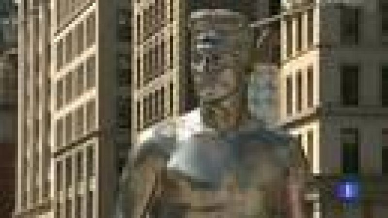 En Nueva York han levantado una enorme estatua del futbolista David Beckham de más de tres metros que han colocado frente al edificio Flatiron. 