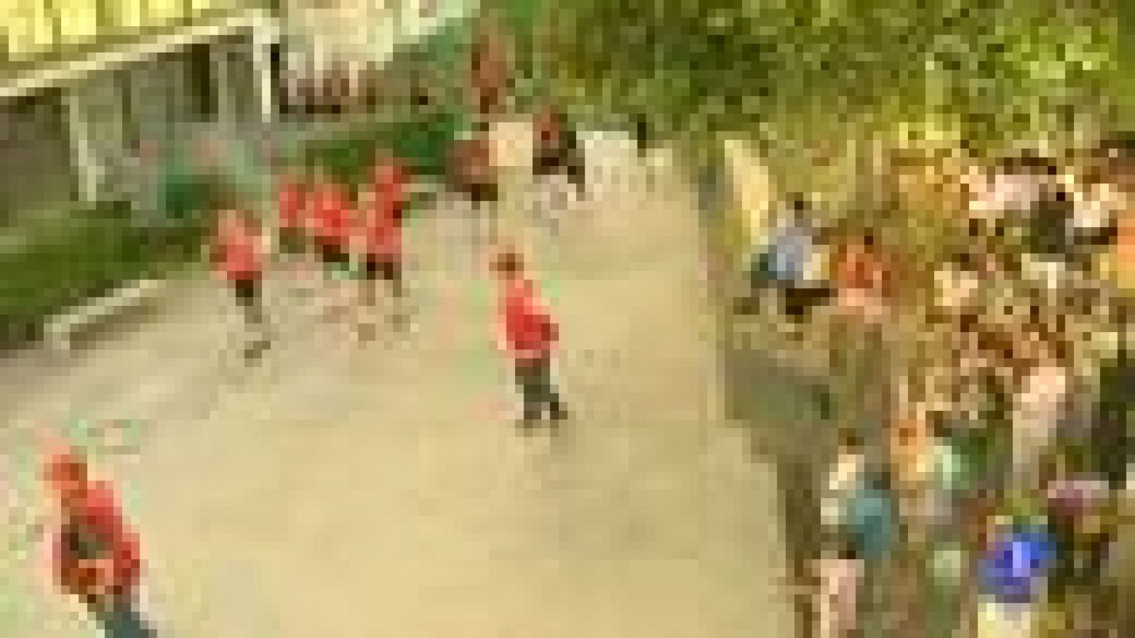 Tensión en Lezama. Medio centenar de hinchas radicales del Athletic han recibido con gritos e insultos en el entrenamiento de esta tarde a Javi Martinez y a Fernando Llorente.