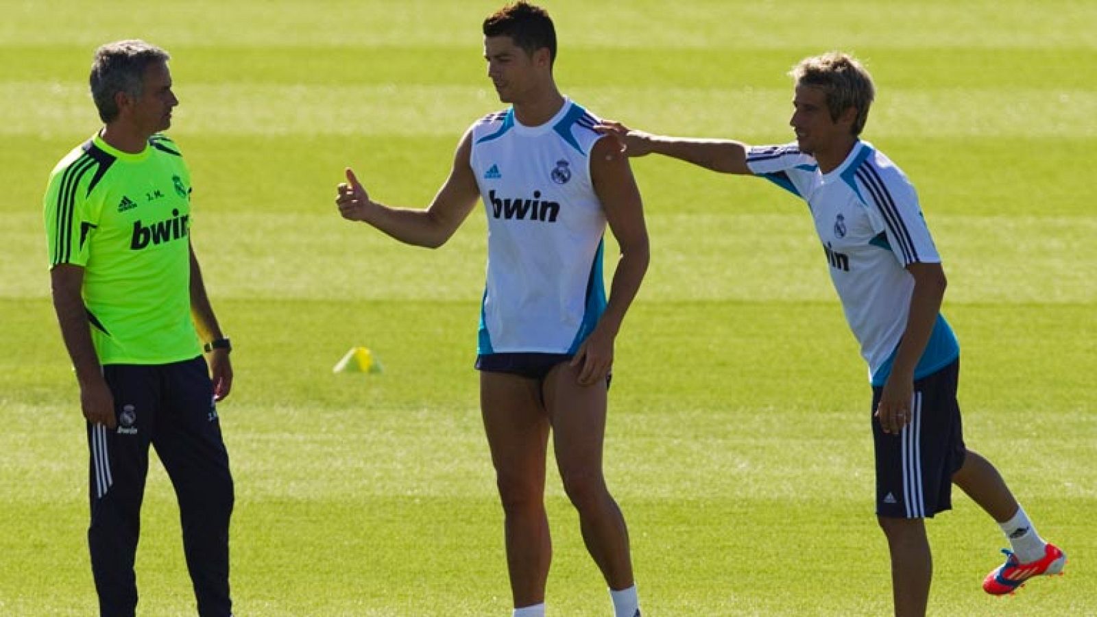 En el Madrid Modric... se retrasa. El acuerdo existe pero no aún no se ha cerrado. Sahin a la espera de confirmar su cesión al Liverpool o al Arsenal, de momento, le ha cedido su dorsal a Coentrao.