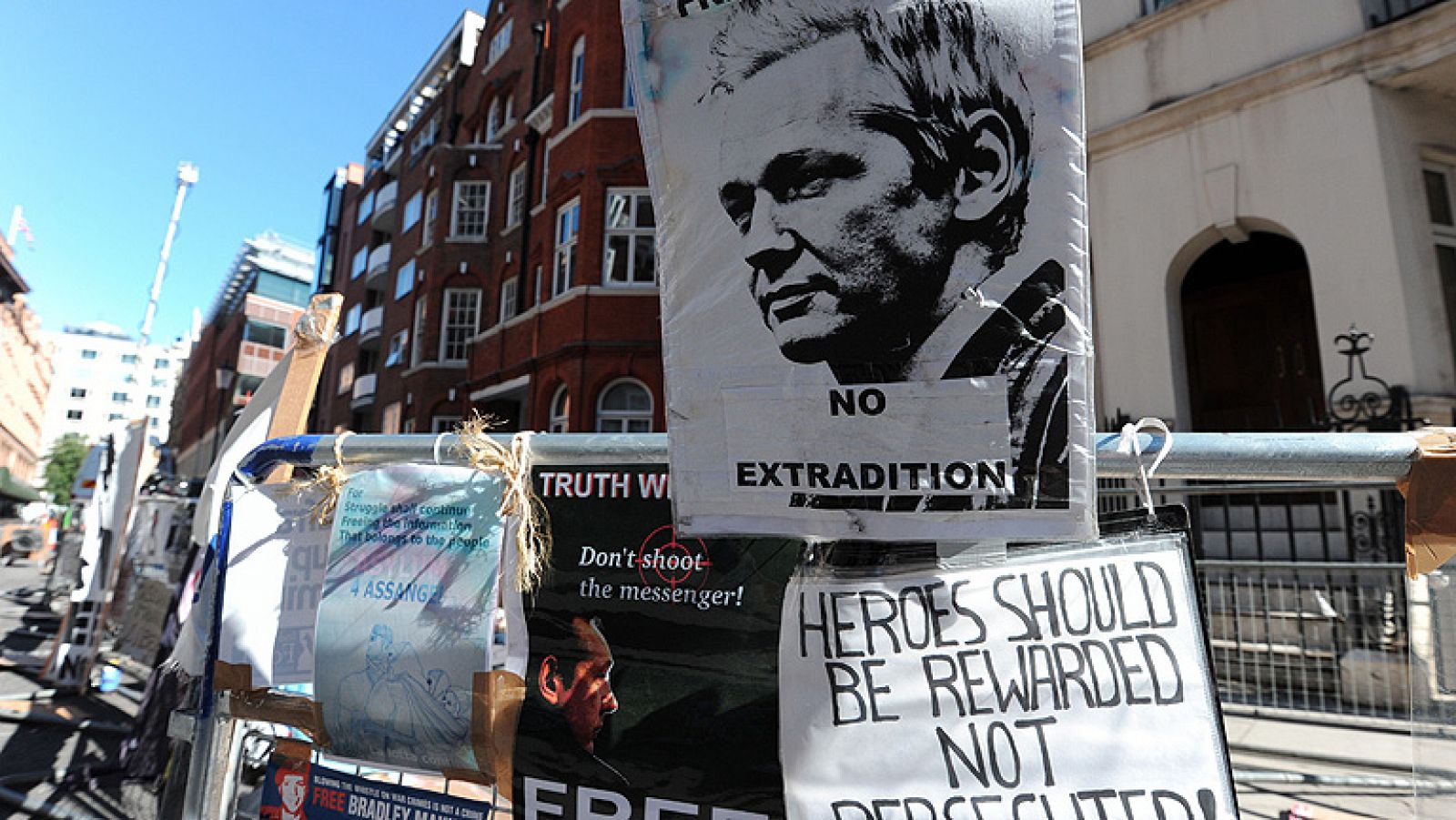  nducto a Julian Assange para abandonar su embajada en Londres