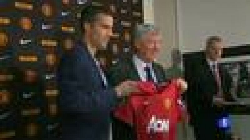 En Inglaterra, la presentación oficial de Van Persie como nuevo jugador del Manchester United ha puesto punto final a su fichaje. Siempre es difícil cambiar la camiseta del Arsenal por la del United, pero 30 millones de euros lo hicieron posible fina