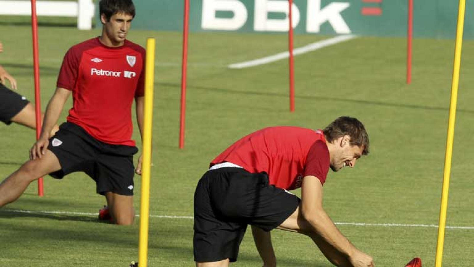 El Athletic juega el domingo en San Mamés y no estarán ni Javi Martínez ni Fernando Llorente. Después de la tensión en los últimos entrenamientos con insultos y pancartas contra los jugadores, Bielsa no les ha convocado y les ha dado además el día li