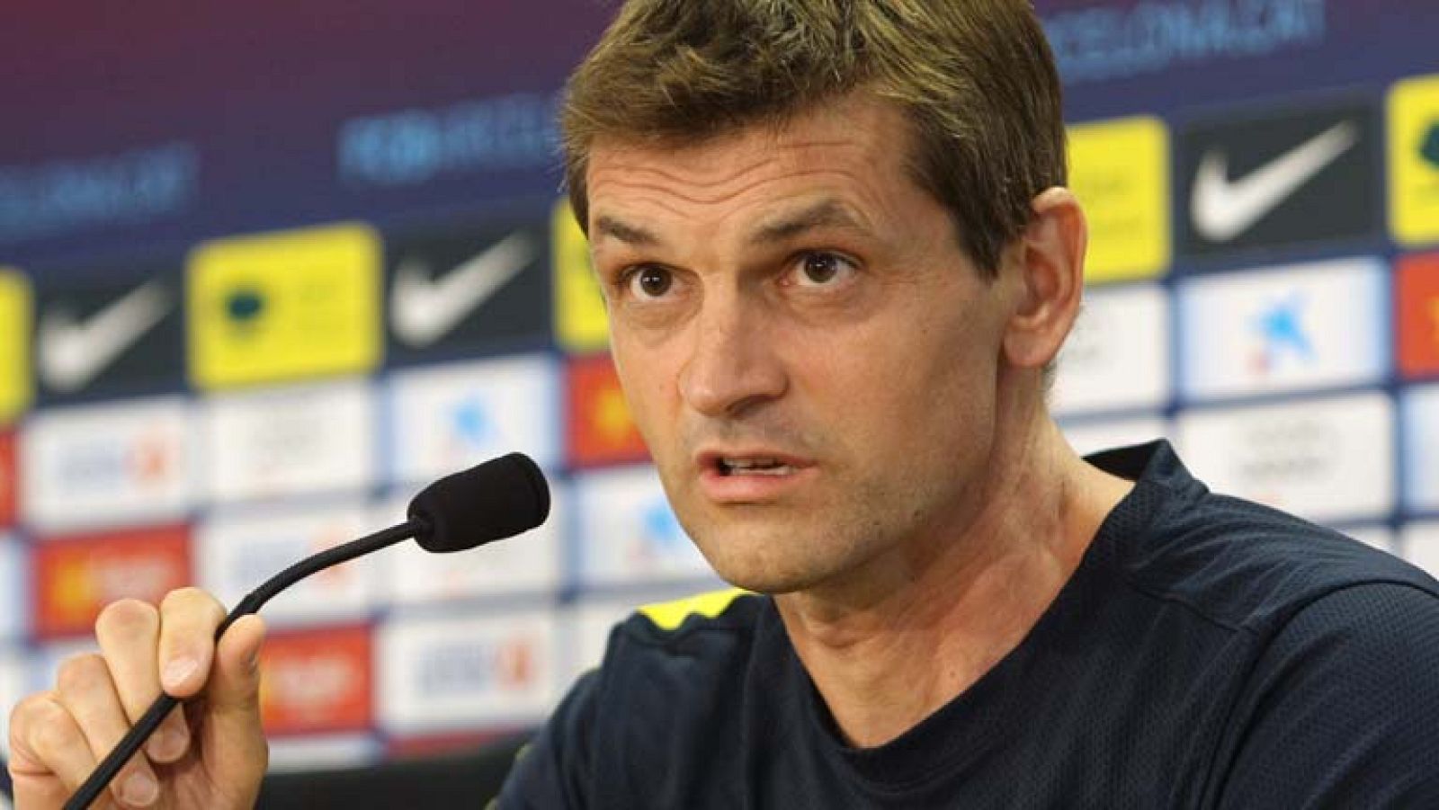 Debut en los banquillos del que todo el mundo está pendiente; el de Tito Vilanova, en su primer partido liguero como sustituto de Guardiola. Se estrena en el Camp Nou, con la misma filosofía de siempre, dice, y con la misma ambición.