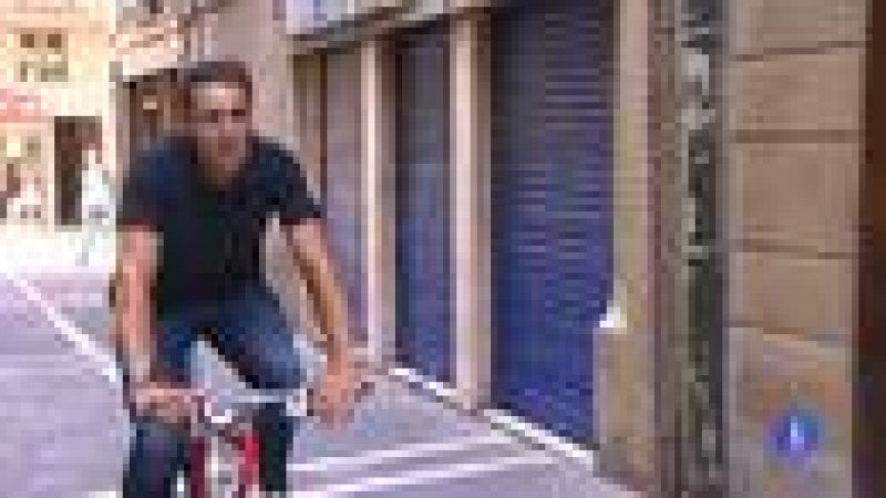 TVE ha contado con un colaborador de lujo para reconocer el recorrido por el que rodarán los ciclistas en la contrarreloj por equipos con la que se abre la Vuelta a España 2012 en las calles de Pamplona.