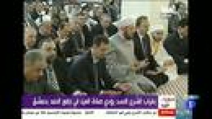 Informativo 24h - Bachar al Asad reaparece en público durante el rezo que marca el final del Ramadán