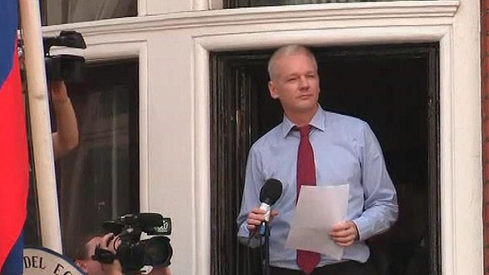 Telediario 1 - Assange: "La policía quiso entrar"