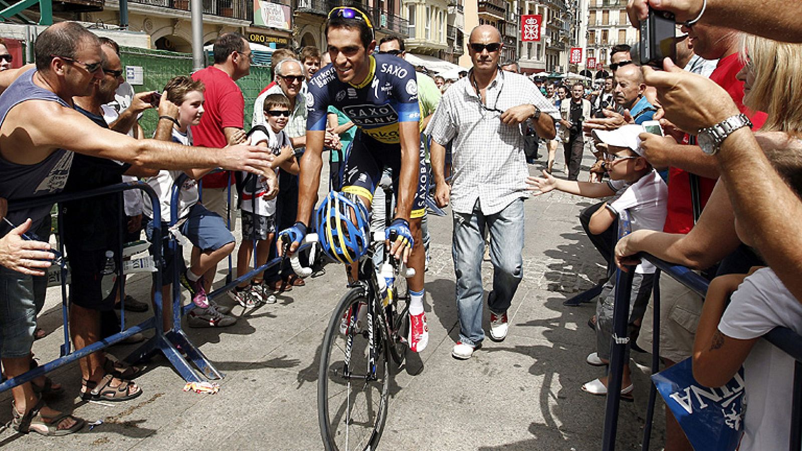 Las dos primeras jornadas de la Vuelta ciclista a España 2012 están siendo marcadas por el calor. En Pamplona, la CRE hizo subir la temperatura corporal de los corredores que tuvieron que recurrir a chalecos especiales para bajarla. El ciclista españ