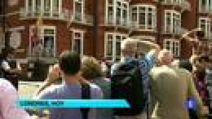 Telediario 1 - Assange pide a Obama que pare la caza de brujas contra Wikileaks