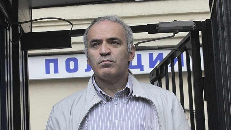 Gary Kasparov ha prestado declaracion en Moscu tras ser acusado de un supuesto delito de asalto por haber mordido a un agente y puede ser condenado a hasta cinco años de carcel