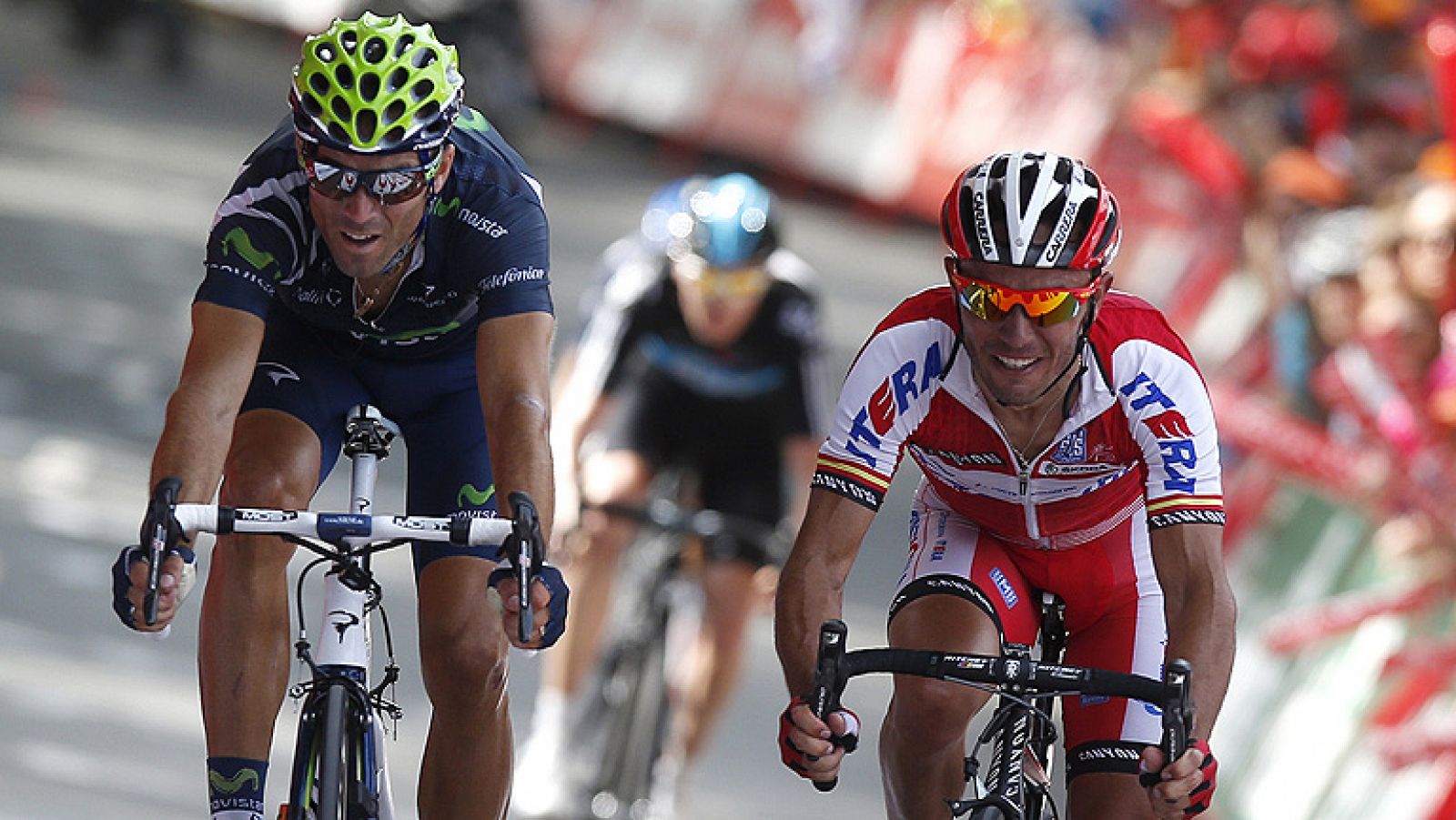 El español Alejandro Valverde, del Movistar, ha sido el ganador de la tercera etapa de la Vuelta a España disputada entre Oion y el Alto de Arrate, de 155,3 kilómetros, primer final elevado de la carrera, donde además se enfundó el maillot de líder.