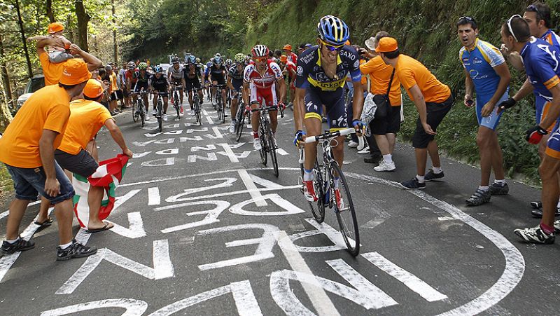 El ciclista español Alejandro Valverde (Movistar) se ha impuesto  este lunes en la tercera etapa de La Vuelta a España, de 155  kilómetros entre la localidad alavesa de Oyón y el alto de Arrate en  Eibar, donde ha conseguido el maillot rojo de líder