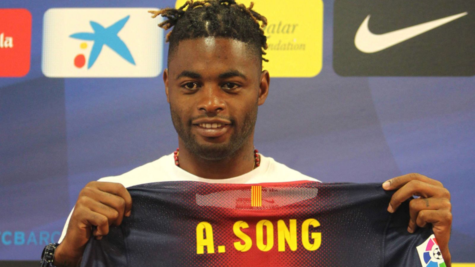 Alex Song, presentado con el Barcelona