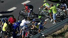El líder Valverde se ve envuelto en la caída en el pelotón de la Vuelta