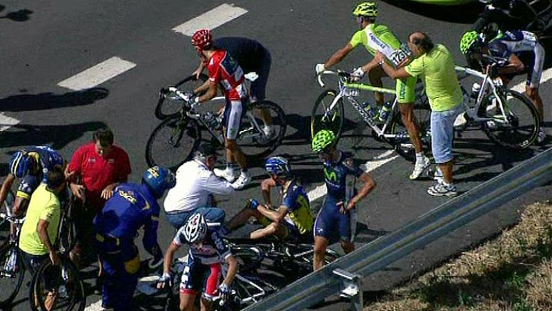 La etapa 4 de la Vuelta a España 2012, de Barakaldo a Valdezcaray, ha vivido momentos tensos después de la caída que han sufrido corredores que rodaban en cabeza, entre ellos el líder Alejandro Valverde.  Tras la caída, el pelotón se dividió en tres 