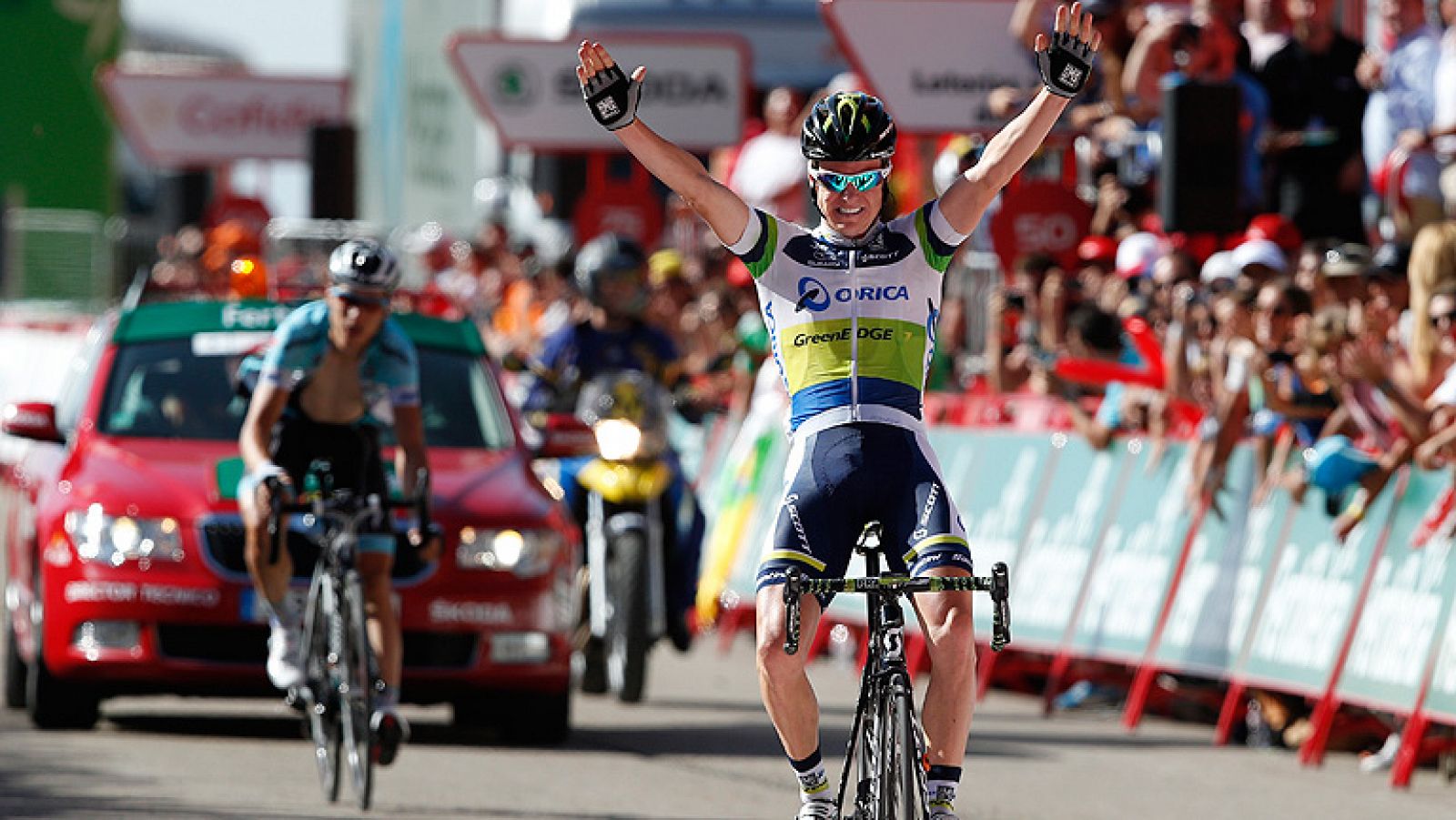 El ciclista australiano Simon Clarke (Orica GreenEdge) se ha  adjudicado el triunfo en la cuarta etapa de la Vuelta a España, 160  kilómetros entre Barakaldo y la Estación de Valdezcaray, tras  imponerse en la línea de meta a su compañero de escapada