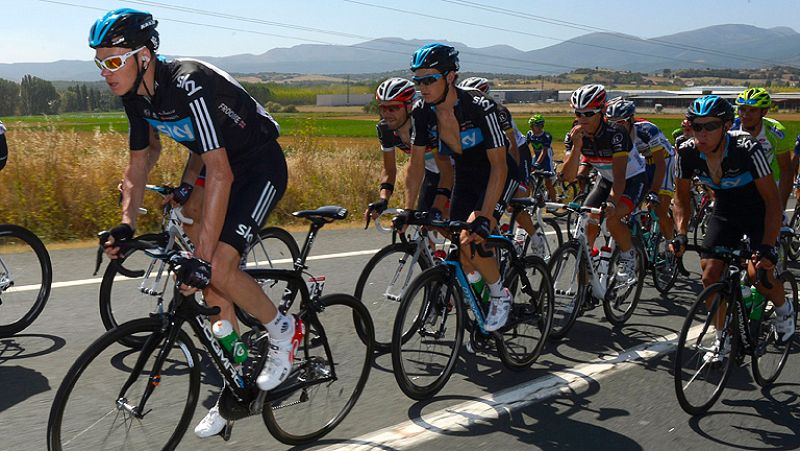 La maniobra del equipo Sky ha sido tildada de antideportiva por el equipo Movistar. Corredores del equipo británico como Flecha y Zandio no ven culpabilidad en la caída de Alejandro Valverde.