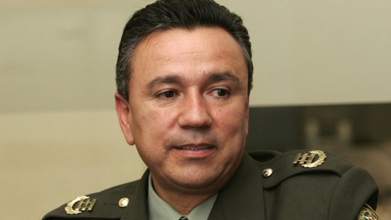 Los grandes medios de comunicación de Colombia llevan en sus portadas y titulares un nombre, el de Mauricio Santoyo, general de la policía. El que fue principal asesor del expresidente Uribe, ha confesado ahora que ayudaba a un grupo paramilitar.