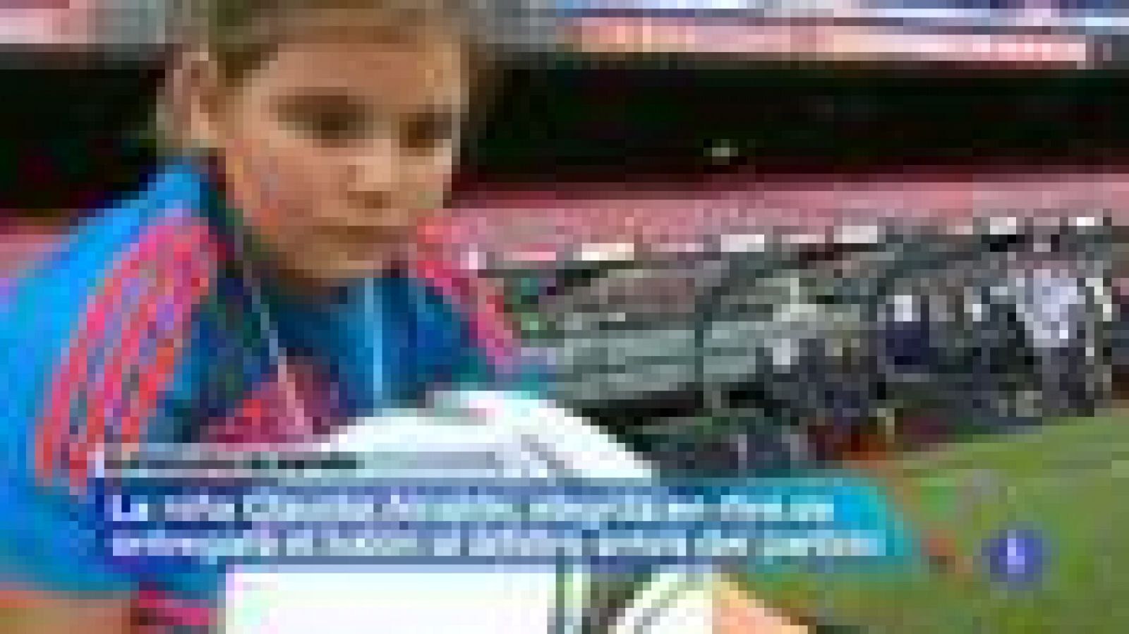 Claudia es la niña que entregará el balón a Clos Gómez, que arbitrará el clásico de la Supercopa, para que indique el comienzo del partido.