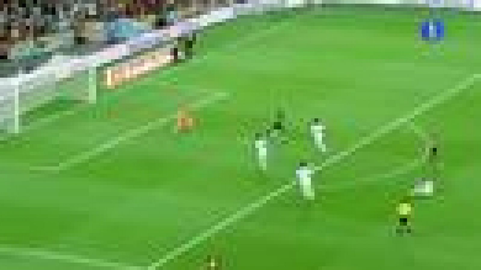 Sin programa: Golazo de Xavi a pase de Iniesta (3-1) | RTVE Play