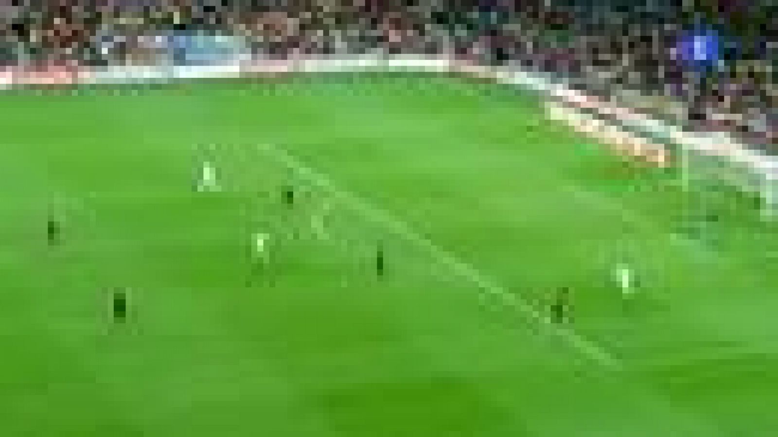 El jugador del Real Madrid Di María ha recortado diferencias con el FC Barcelona en el minuto 84 (3-2), dejando el partido de vuelta en el Bernabéu más abierto.