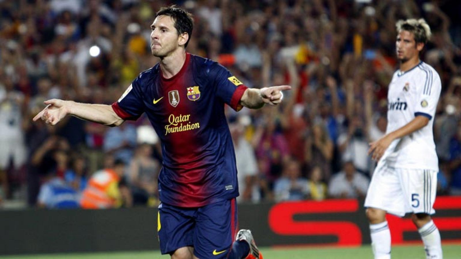 Un Barcelona muy superior dejó que el Real Madrid saliera hoy vivo del Camp Nou (3-2) cuando ya estaba fundido. Una clarísima ocasión malograda por Messi y un error garrafal de Valdés en la recta final dejan el título de la Supercopa abierto para la