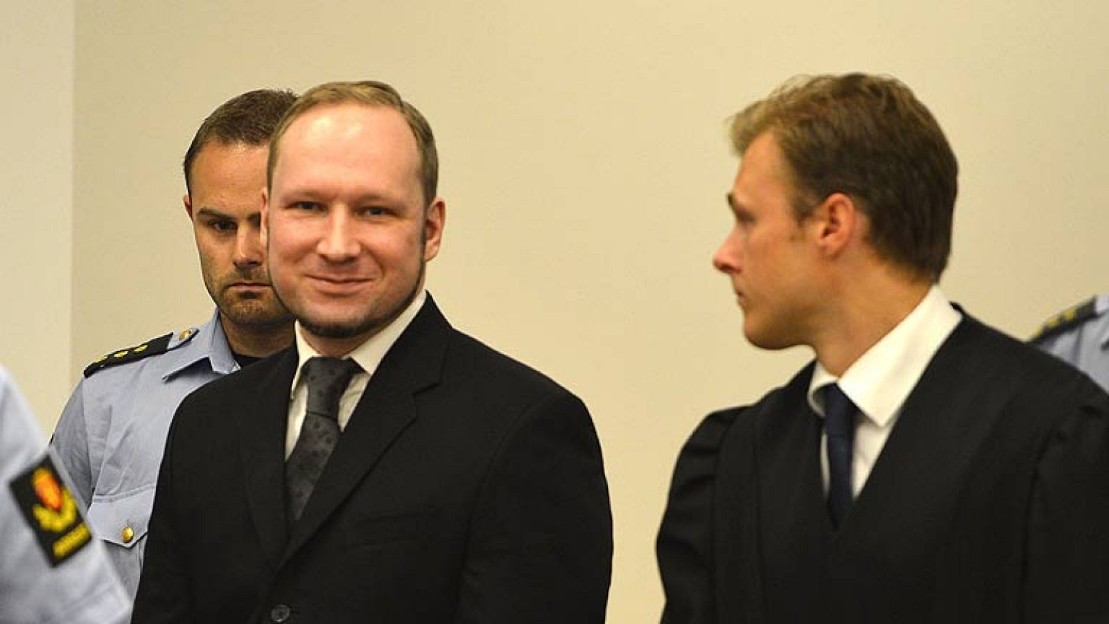 La justicia noruega ha condenado a Anders Breivik a 21 años de cárcel prorrogables, al considerarlo mentalmente sano. Breivik asesinó a 77 personas en la isla de Utoya y en Oslo.