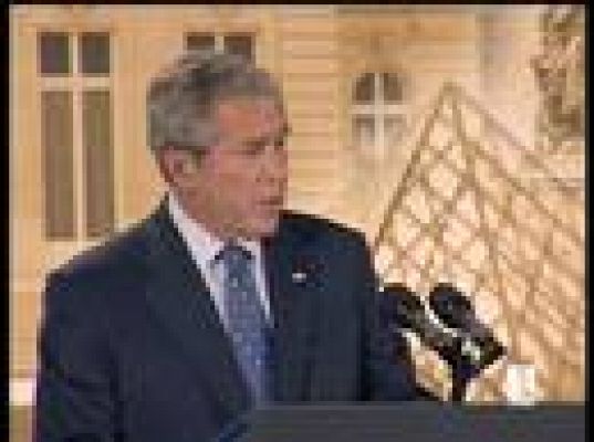  - Bush visita Francia