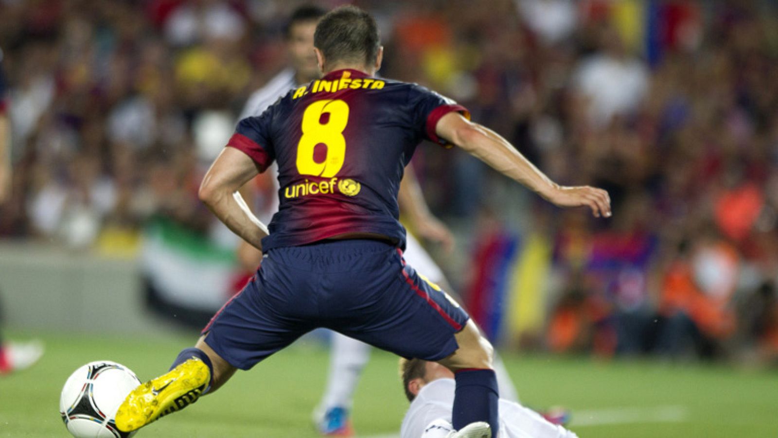 El césped del Camp Nou estaba lleno de jugadores con talento, técnica y genio, pero hay un hombre que brilló por encima del resto.  Andrés Iniesta estuvo excepcional y realizó un gran partido apuntandose a la lucha por ser el mejor jugador UEFA, prem