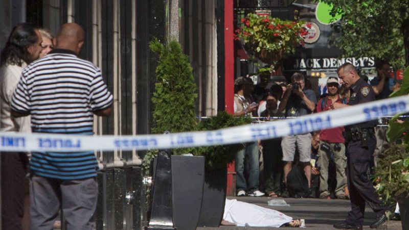 Al menos dos personas -el asaltante y un peatón- han muerto en un tiroteo producido en las inmediaciones del Empire State Building, una de las mayores atracciones turísticas de Nueva York.