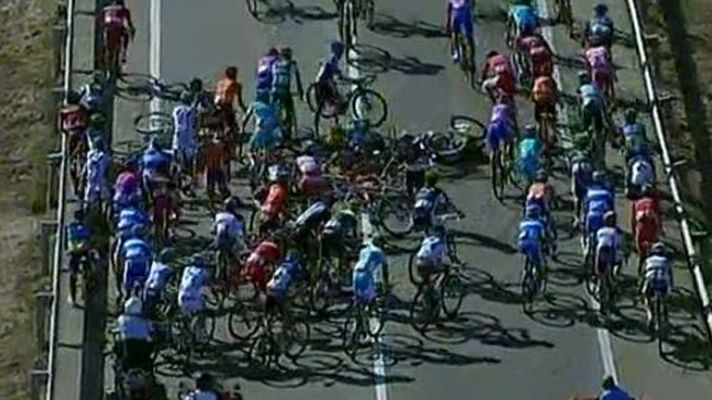 Vuelta ciclista a España - Caída en el centro del pelotón camino de Motorland
