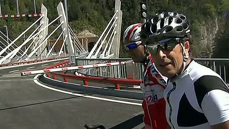 El comentarista de TVE sube junto al ciclista Xavier Florencio (Katusha) el temido puerto andorrano de La Gallina. Será la primera vez que se suba en la Vuelta ciclista a España.