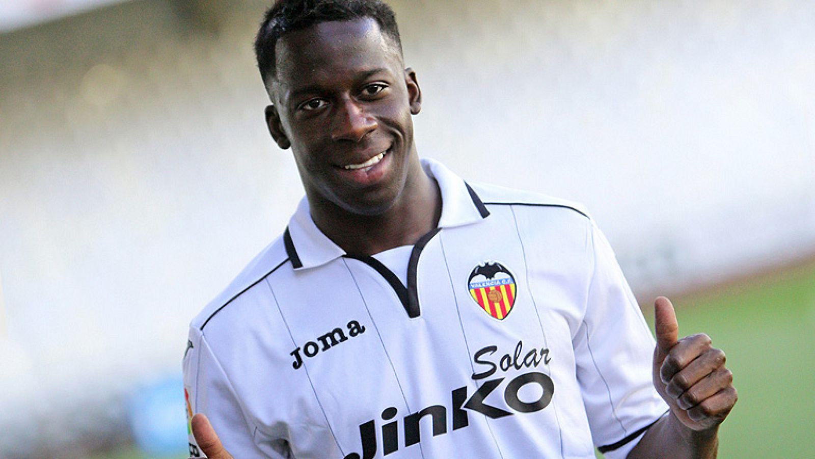 El lateral Aly Cissokho pasará las próximas cuatro temporadas en el Valencia, con el que se ha presentado este viernes en Mestalla.