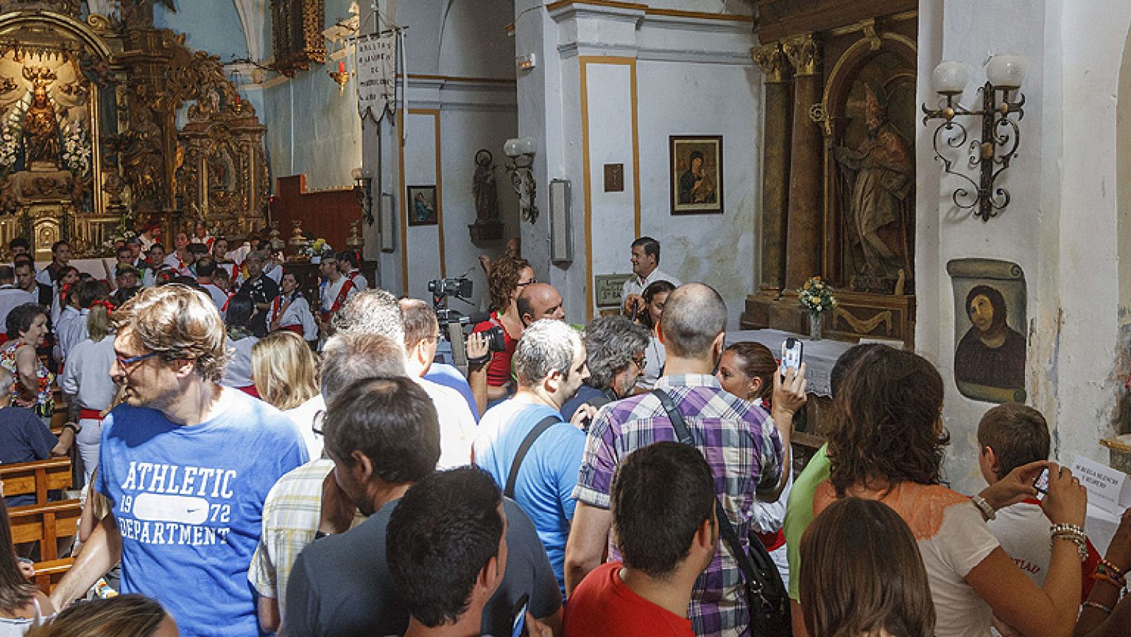 Cola para fotografiarse con el Ecce Homo ¿restaurado¿