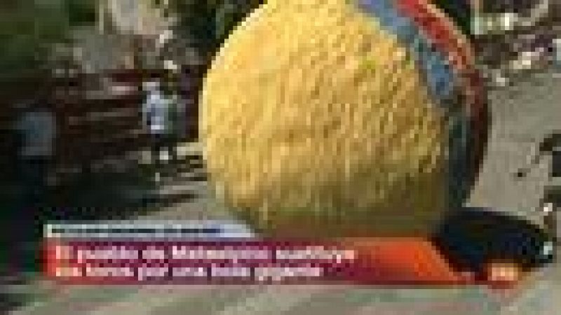 La localidad madrileña de Mataelpino celebra los encierros con bolas gigantes