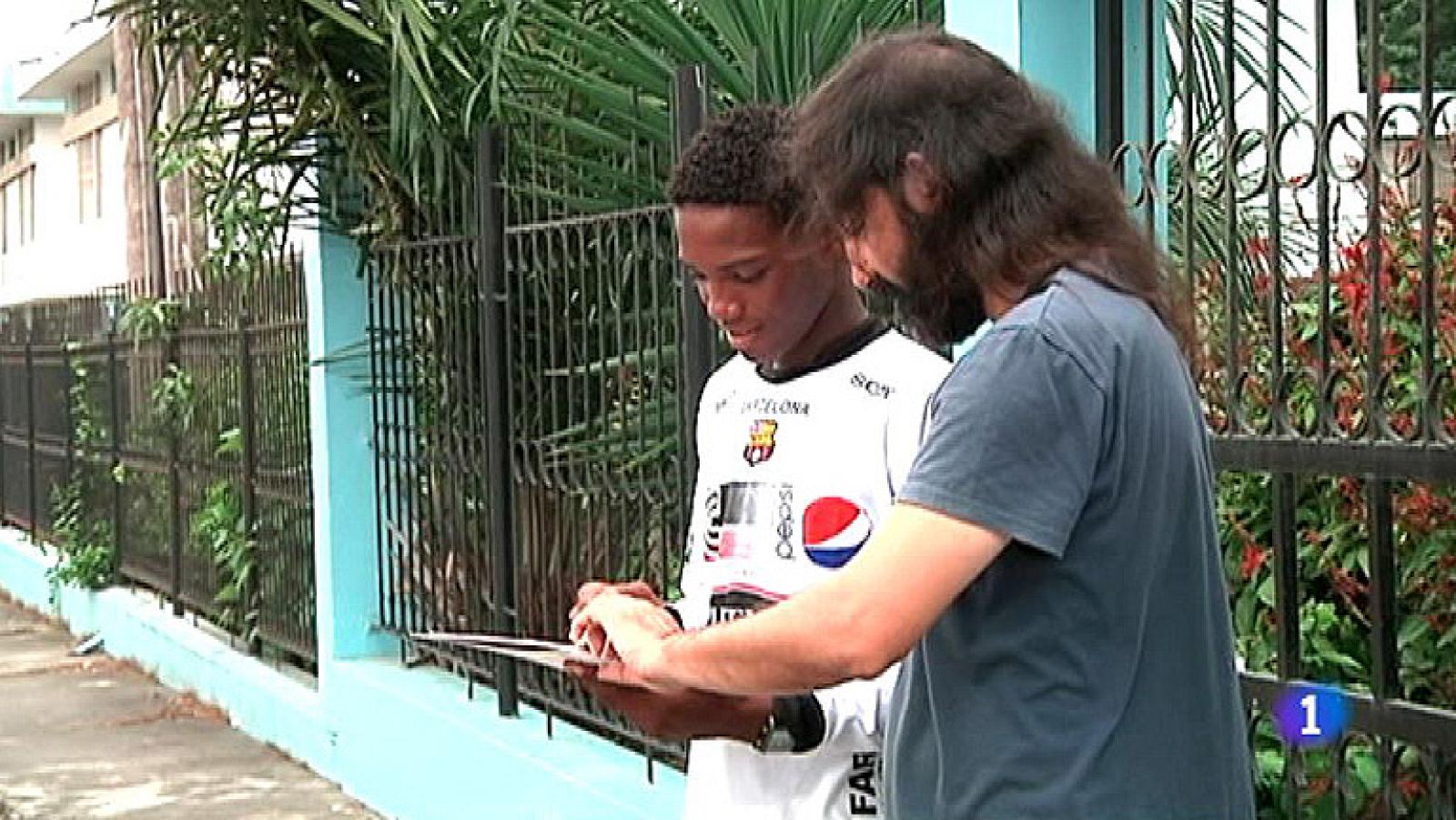 Un cura español rescata con fútbol a pandilleros violentos en Ecuador | Ver