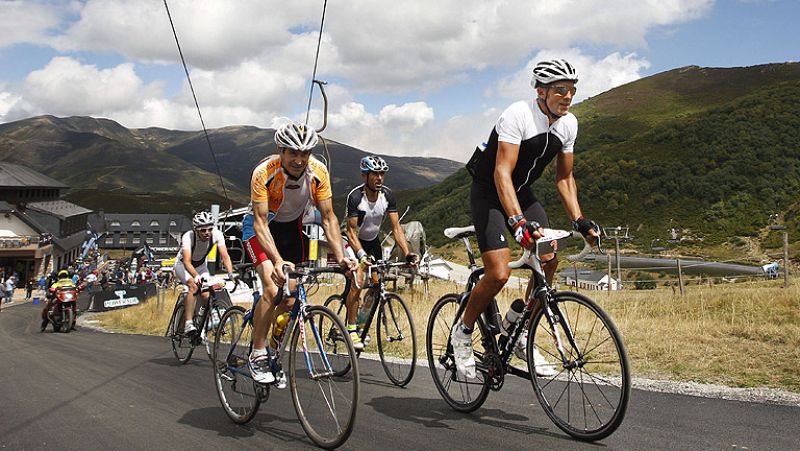Una marcha cicloturista ha recreado una de las etapas de la Vuelta 2012, con estrella incluida. Miguel Indurain ha participado y ha finalizado entre los 25 primeros.
