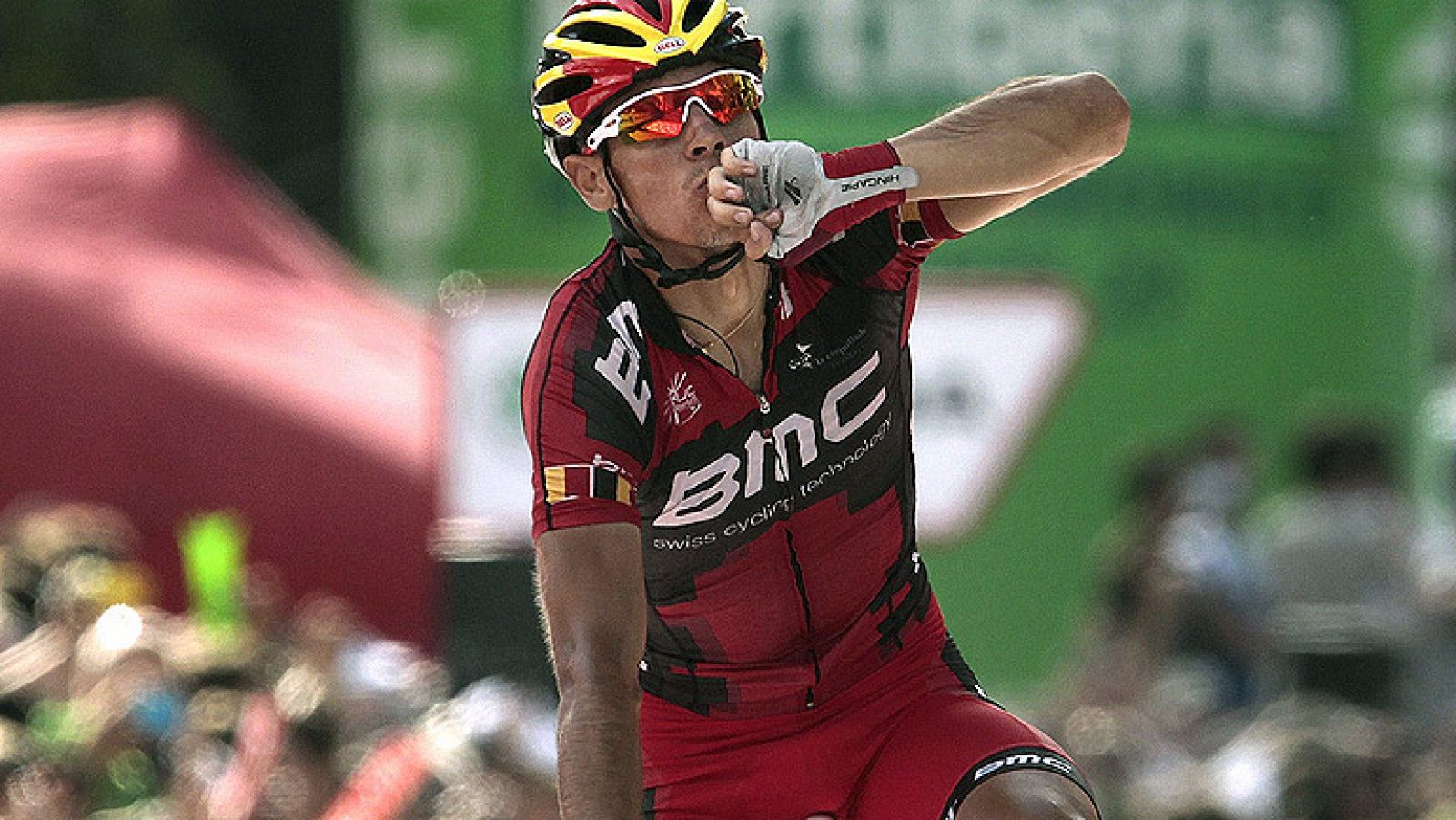 El ciclista belga de BMC Philippe Gilbert se ha hecho con la novena etapa de la Vuelta, al ganar al líder, 'Purito' Rodríguez, en la línea de meta de Barcelona, tras una emocionante subida a Montjuic.
