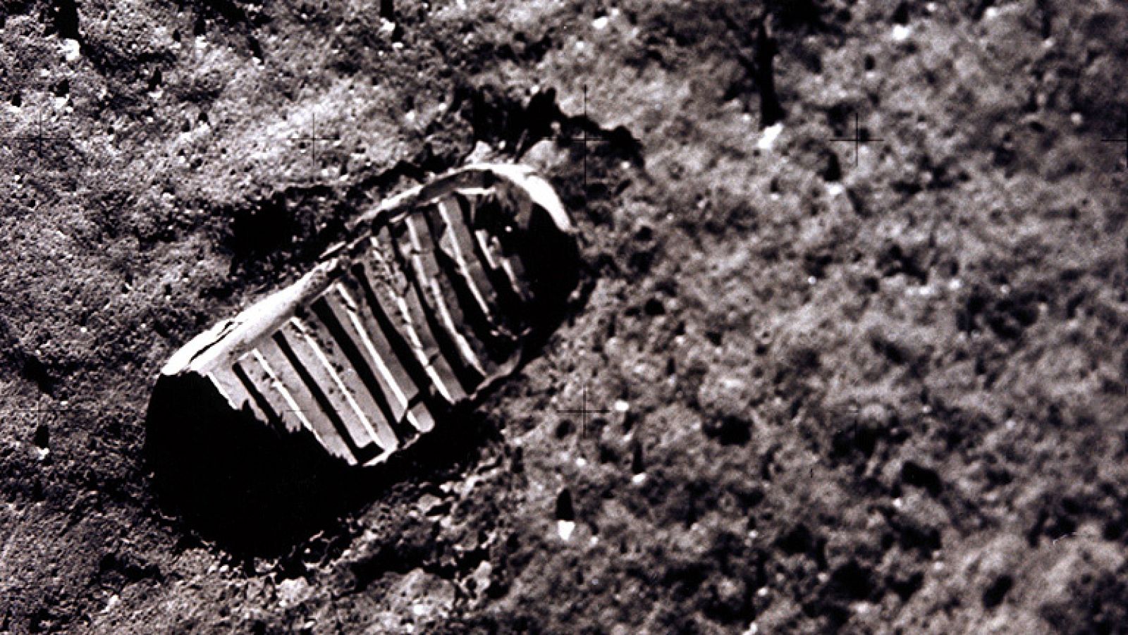 Neil Armstrong fue el primer hombre en pisar la Luna, pero esperemos que no sea el último. Científicos y astronautas opinan que tienen que ser parada necesaria en el camino a Marte.