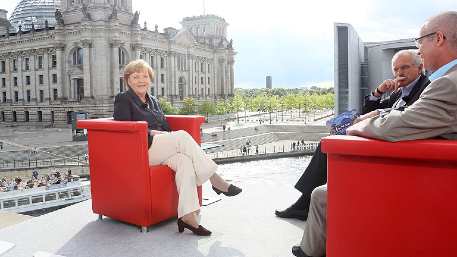 En una entrevista a las cadenas públicas de televisión, Angela Merkel ha pedido moderación ante la situación de Grecia, pero ha recordado que el país debe cumplir sus compromisos y que le queda mucho por hacer. La canciller cree en los próximos meses Europa deberá corregir los errores del pasado.