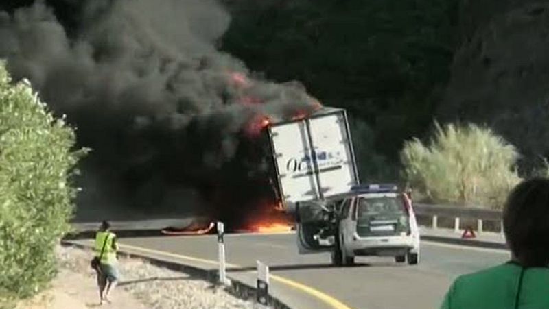 El incendio de un camión corta durante varias horas la A-44 en Jaén 