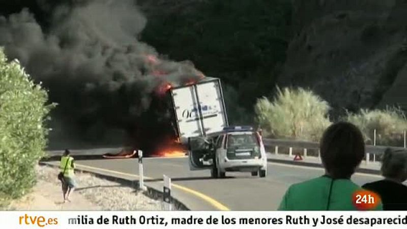 El incendio de un camión corta durante varias horas la A-44 en Jaén 