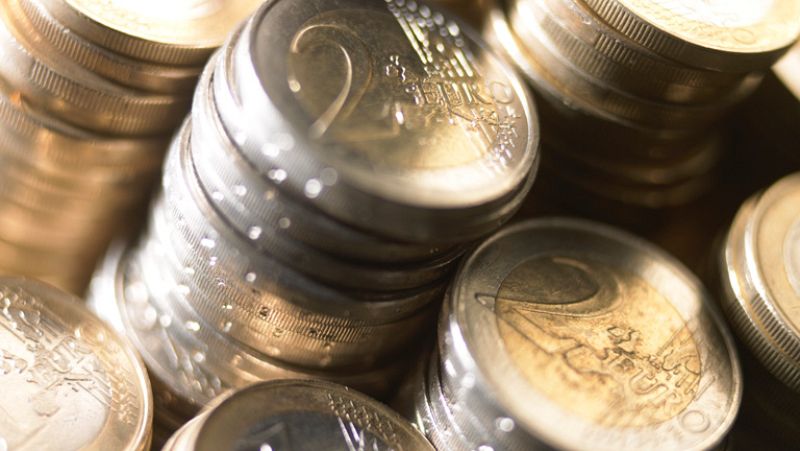 El Tesoro capta 3.600 millones, más de lo esperado, y rebaja un punto y medio el interés 