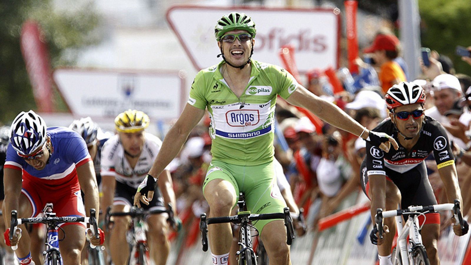 El alemán John Degenkolb (Argos Shimano),  ha ganado la décima etapa de la Vuelta disputada entre Ponteareas y Sanxenxo, de 190 kilómetros, en la que el español Joaquim "Purito" Rodríguez mantuvo el maillot rojo de líder. Degenkolb logró su cuarta vi
