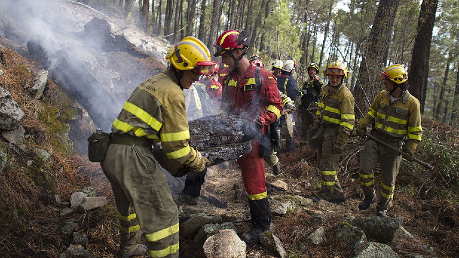 Los desalojados por el incendio de Robledo pasan la noche en sus casas