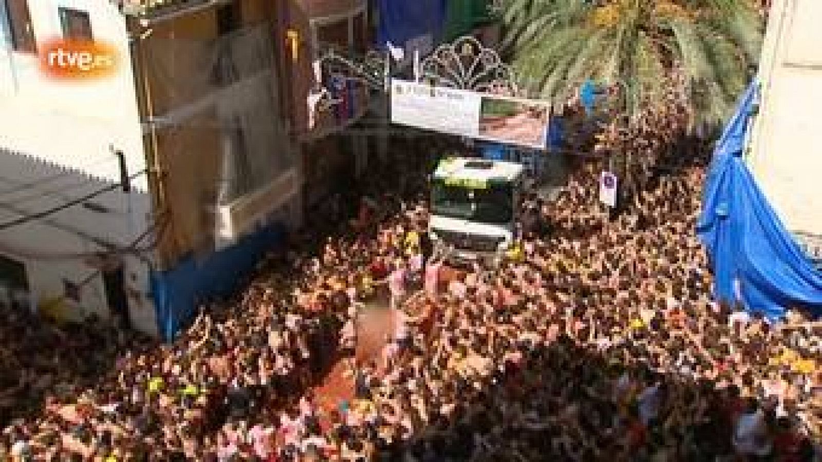 La Tomatina de Buñol congrega a miles de jóvenes