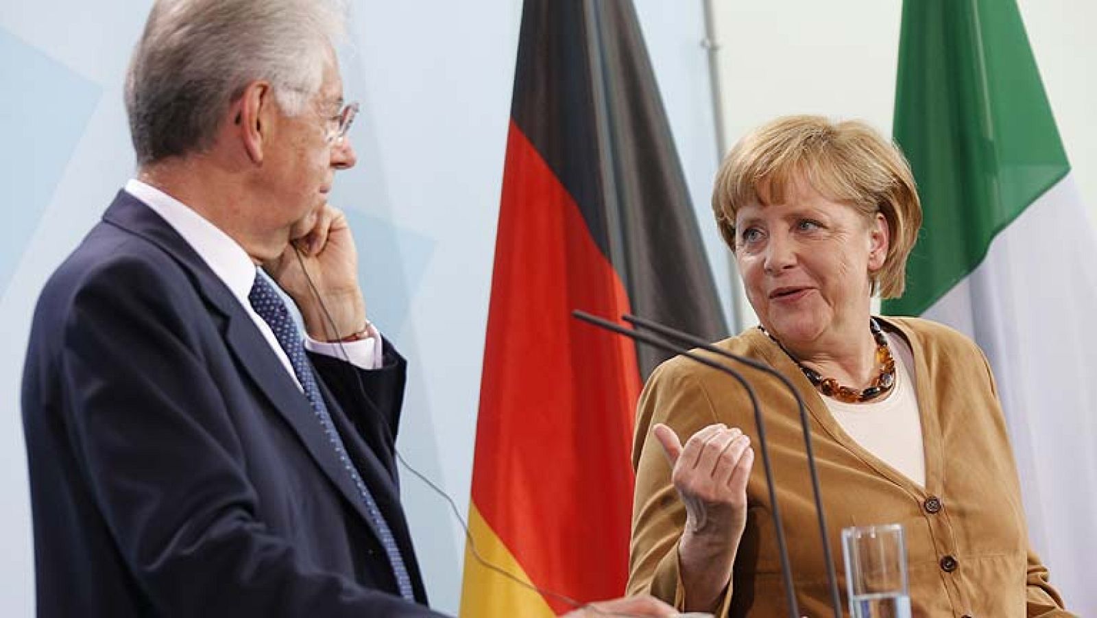 Merkel sigue inflexible sobre el papel del BCE tras reunirse con Monti | Ver