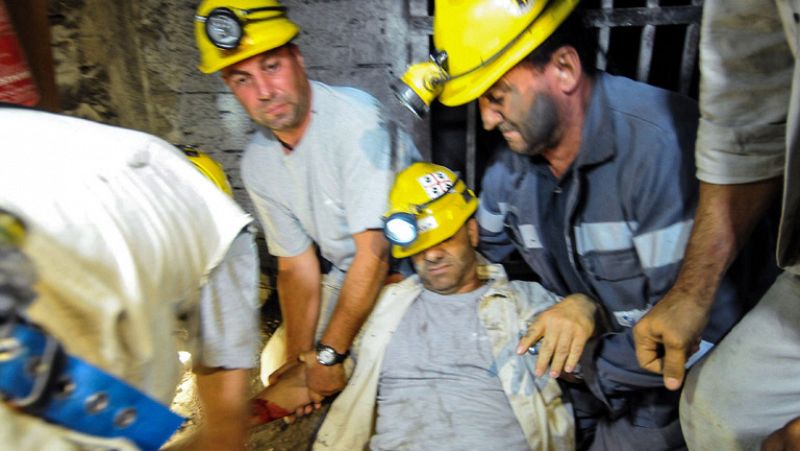 El minero Stefano Melett, de 49 años, ha intentado cortase las venas durante la rueda de prensa que junto con sus compañeros había organizado en el tercer día de encierro a unos 400 metros de profundidad.