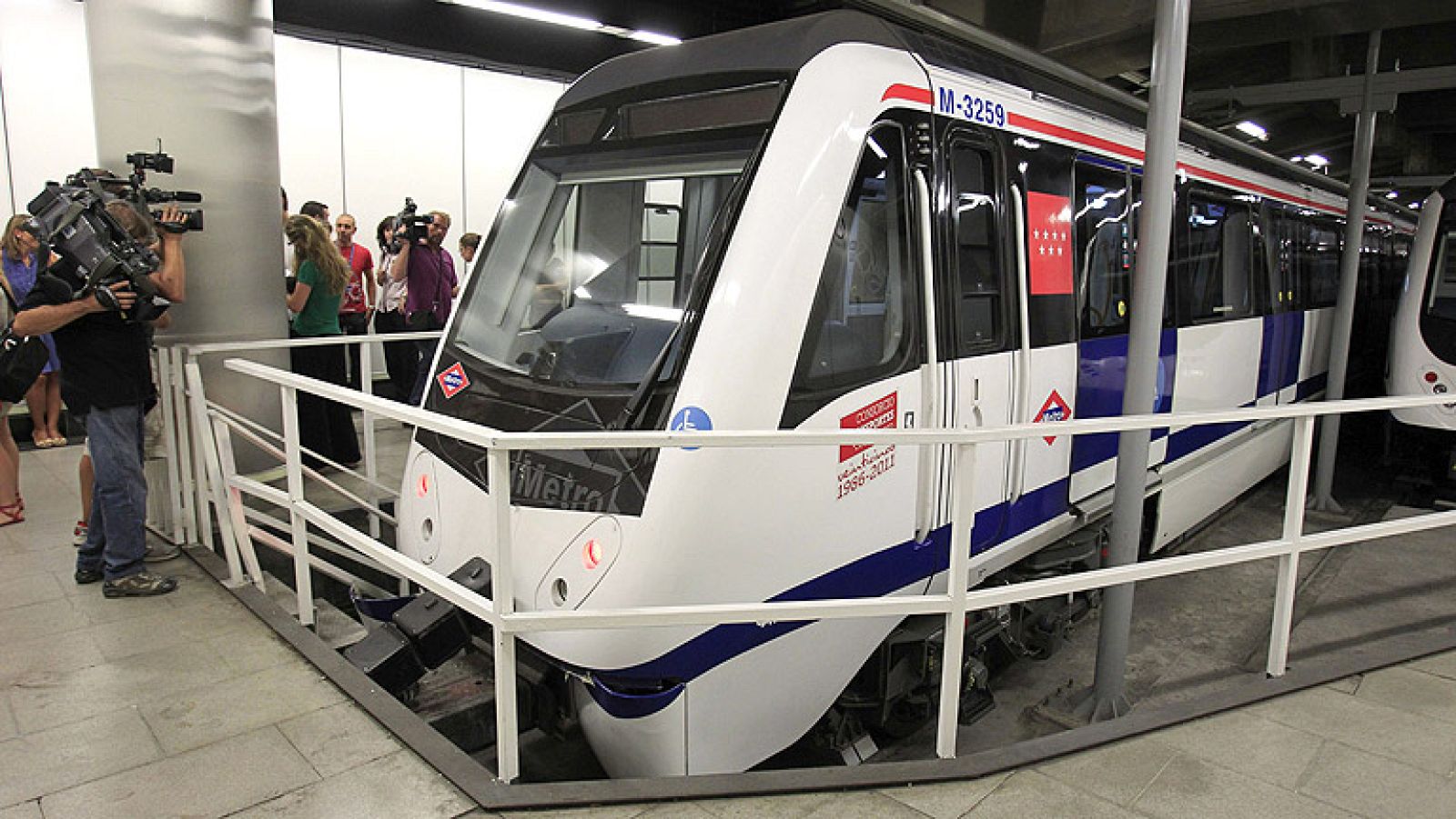 Un tren de Metro choca contra una topera y causa una veintena de heridos leves en Madrid