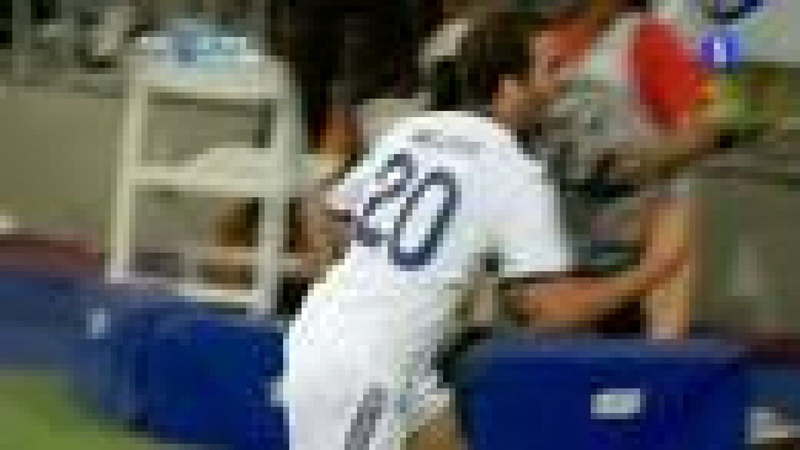 Sin programa: Higuaín aprovecha un error de Mascherano para abrir el marcador (1-0) | RTVE Play